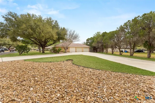 a view of a yard with a house