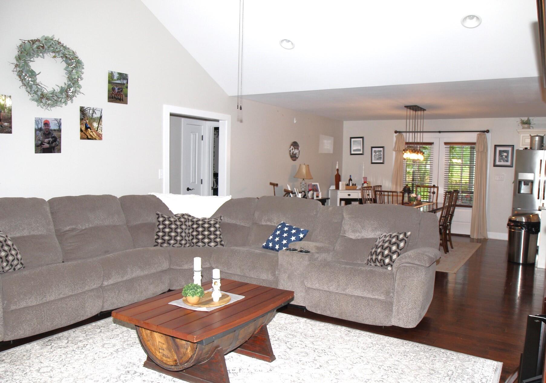 5750 Harmons Lick Road Paint Lick, KY 40461 - Photo 12 of 31 Living Room
