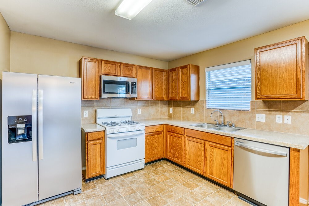8223 Wainwright Way Rosharon, TX 77583 - Photo 8 of 17 Gallery Image 8