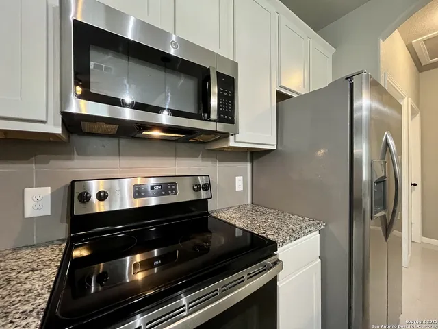 $1,095 | 913 West Seideman Street, Seguin, TX 78155