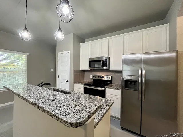 $1,095 | 913 West Seideman Street, Seguin, TX 78155