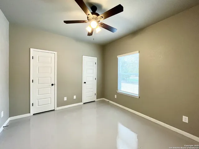 $1,095 | 913 West Seideman Street, Seguin, TX 78155