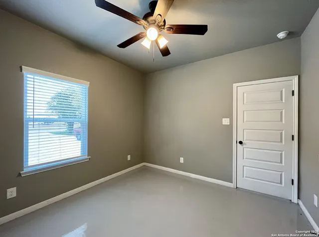 $1,095 | 913 West Seideman Street, Seguin, TX 78155