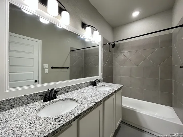 $1,095 | 913 West Seideman Street, Seguin, TX 78155