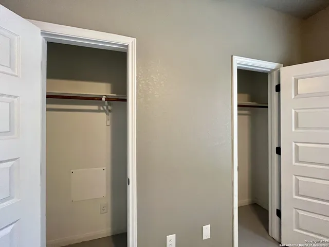 $1,095 | 913 West Seideman Street, Seguin, TX 78155