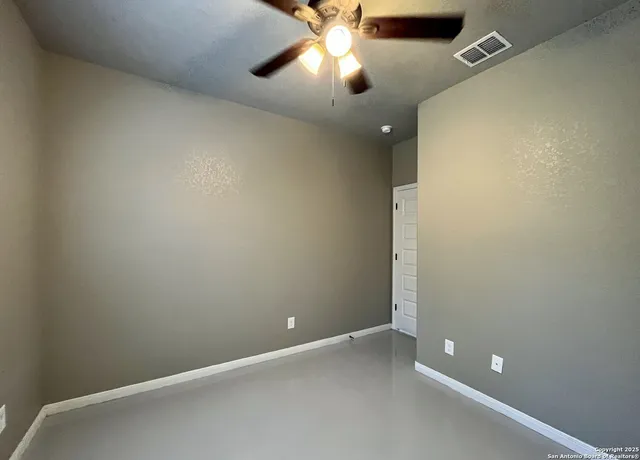 $1,095 | 913 West Seideman Street, Seguin, TX 78155