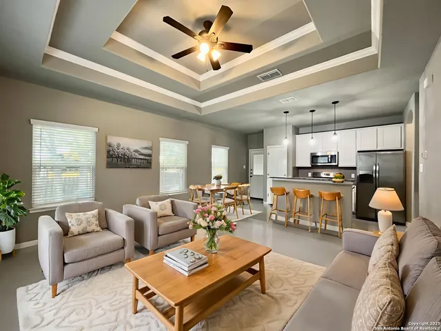 $1,095 | 913 West Seideman Street, Seguin, TX 78155