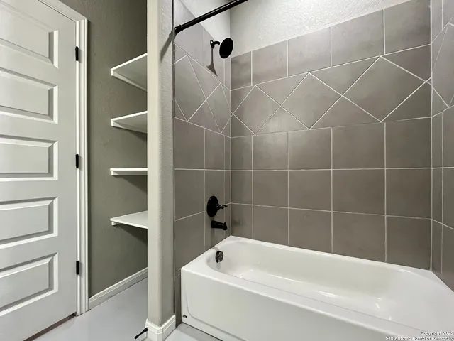 $1,095 | 913 West Seideman Street, Seguin, TX 78155