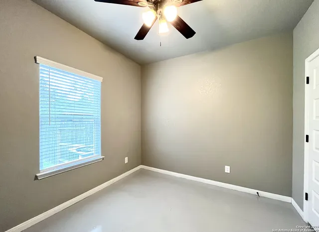 $1,095 | 913 West Seideman Street, Seguin, TX 78155