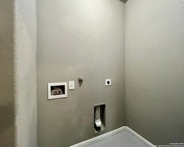 $1,095 | 913 West Seideman Street, Seguin, TX 78155