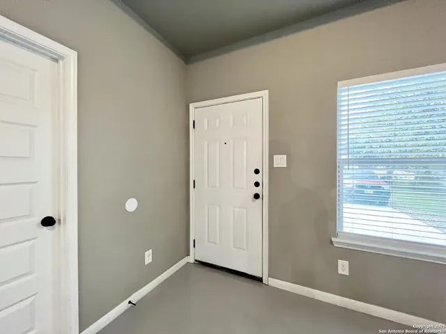 $1,095 | 913 West Seideman Street, Seguin, TX 78155