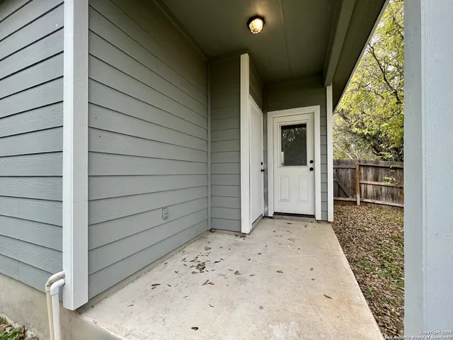$1,095 | 913 West Seideman Street, Seguin, TX 78155