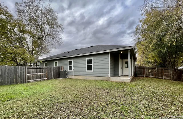 $1,095 | 913 West Seideman Street, Seguin, TX 78155