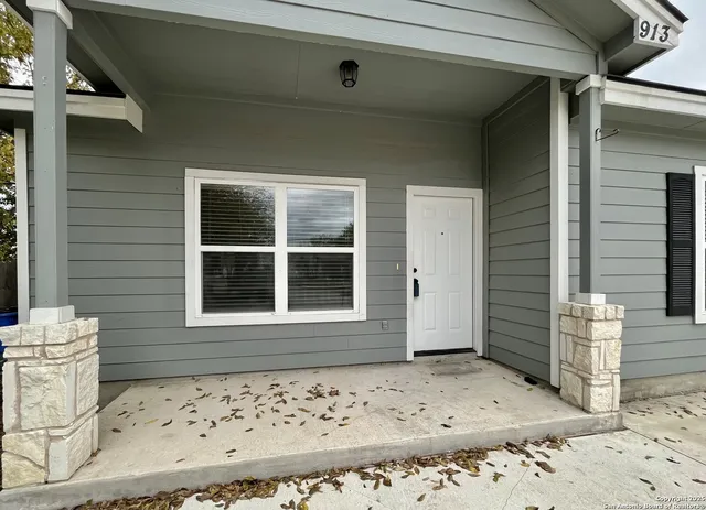 $1,095 | 913 West Seideman Street, Seguin, TX 78155