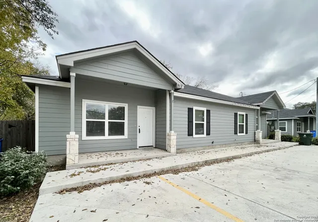 $1,095 | 913 West Seideman Street, Seguin, TX 78155