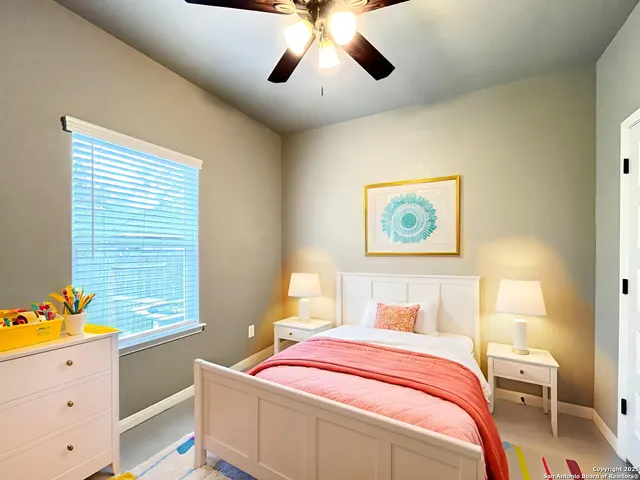 $1,095 | 913 West Seideman Street, Seguin, TX 78155