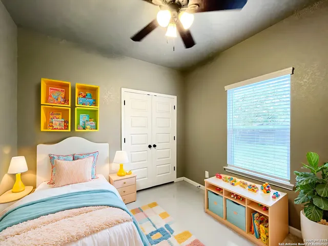 $1,095 | 913 West Seideman Street, Seguin, TX 78155