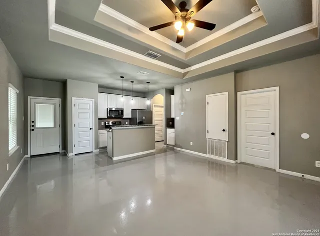 $1,095 | 913 West Seideman Street, Seguin, TX 78155