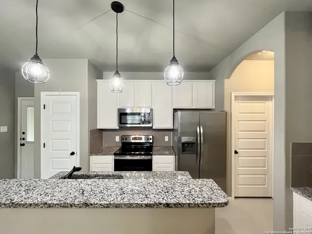 $1,095 | 913 West Seideman Street, Seguin, TX 78155