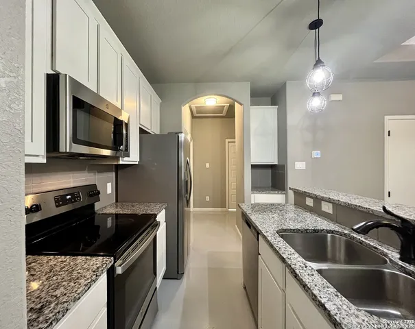 $1,095 | 913 West Seideman Street, Seguin, TX 78155