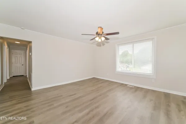 $1,805 | 127 South Fowler Circle, Clinton, TN 37716