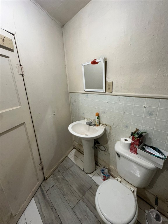 1807 McArthur Avenue Bryan, TX 77803 - Photo 23 of 30 a bathroom with a sink toilet and a mirror