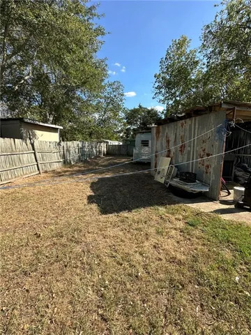 a view of a backyard