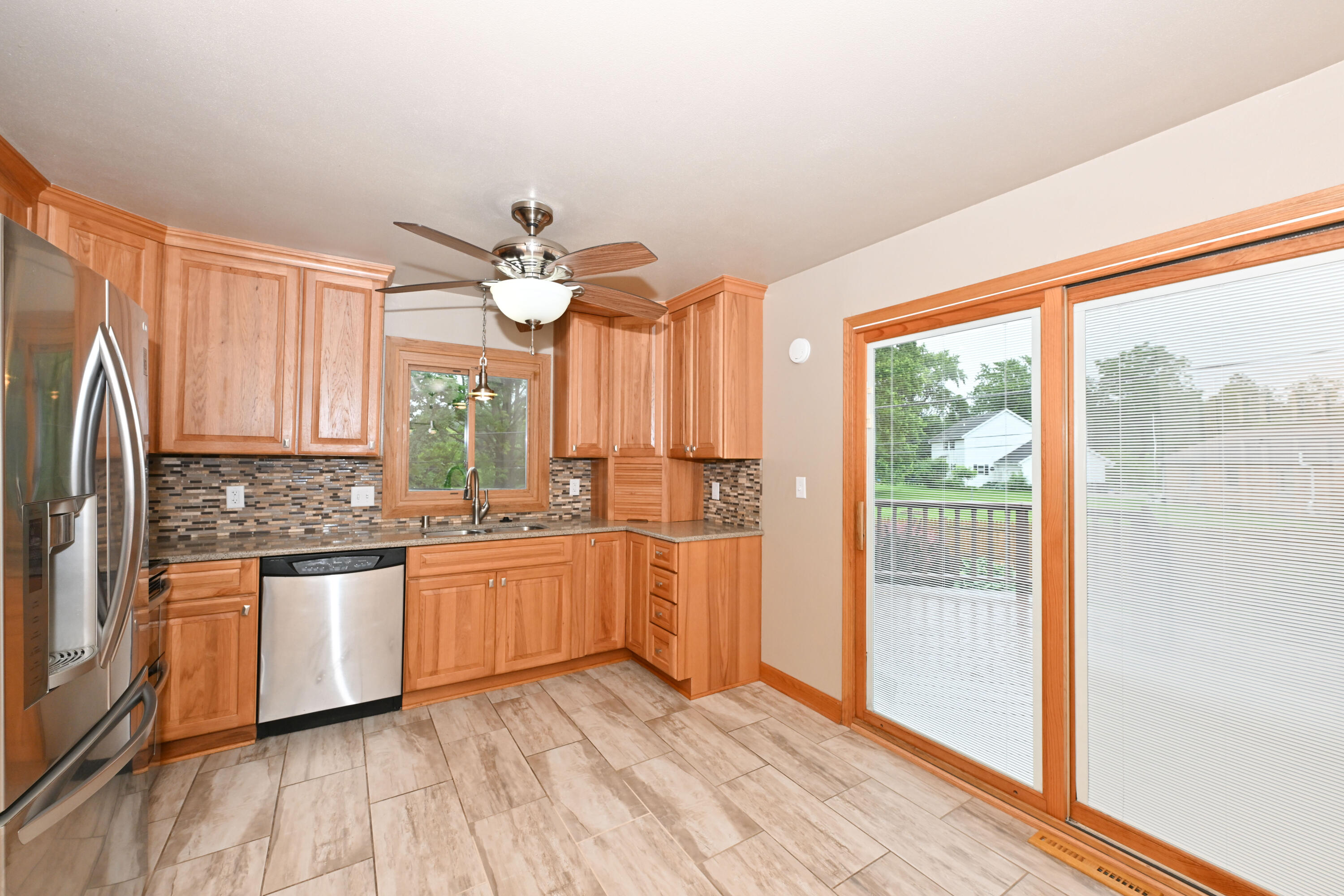 12237 West Larkspur Road Franklin, WI 53132 - Photo 9 of 42 Kitchen