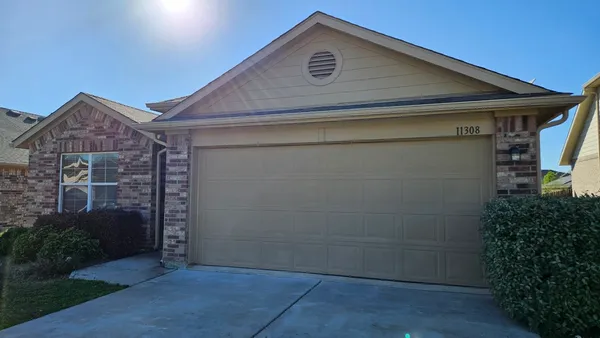 an outdoor view of house