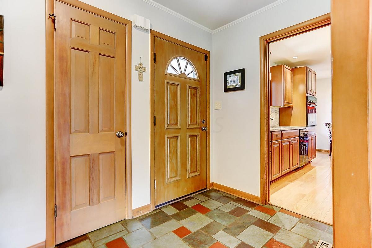 1315 Kingsgate Road Columbus, OH 43221 - Photo 3 of 52