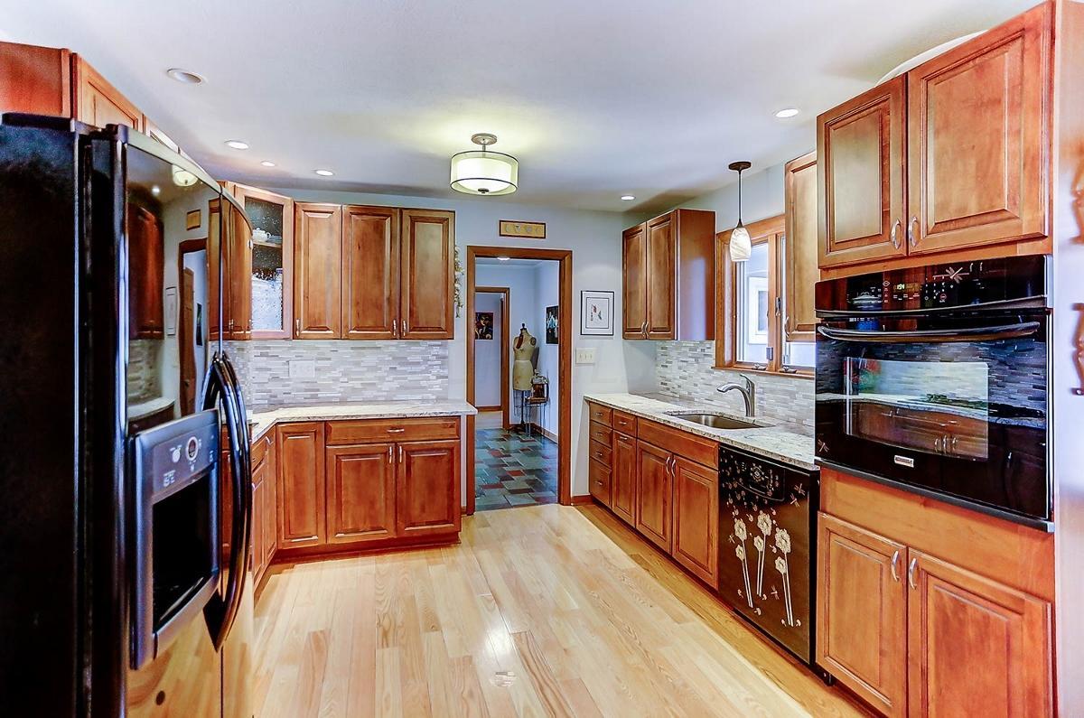 1315 Kingsgate Road Columbus, OH 43221 - Photo 4 of 52
