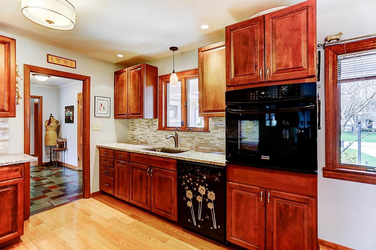 1315 Kingsgate Road Columbus, OH 43221 - Photo 5 of 52