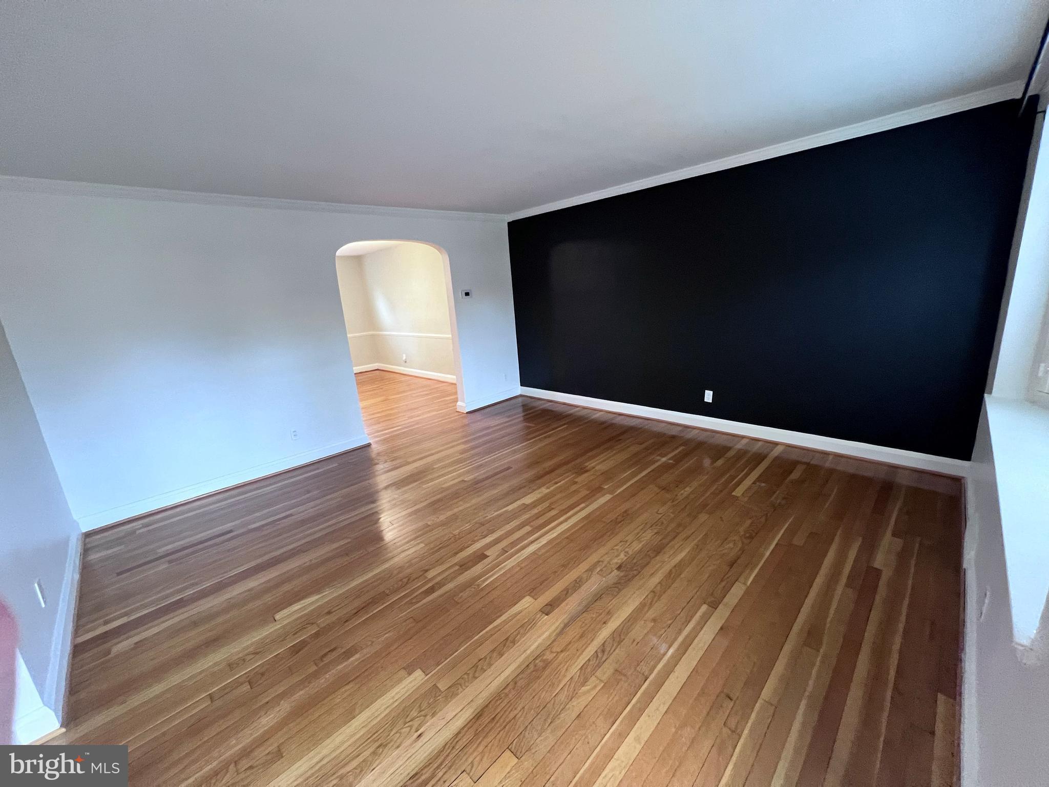 6816 Pinehurst Road Baltimore, MD 21212 - Photo 2 of 29 Living Room