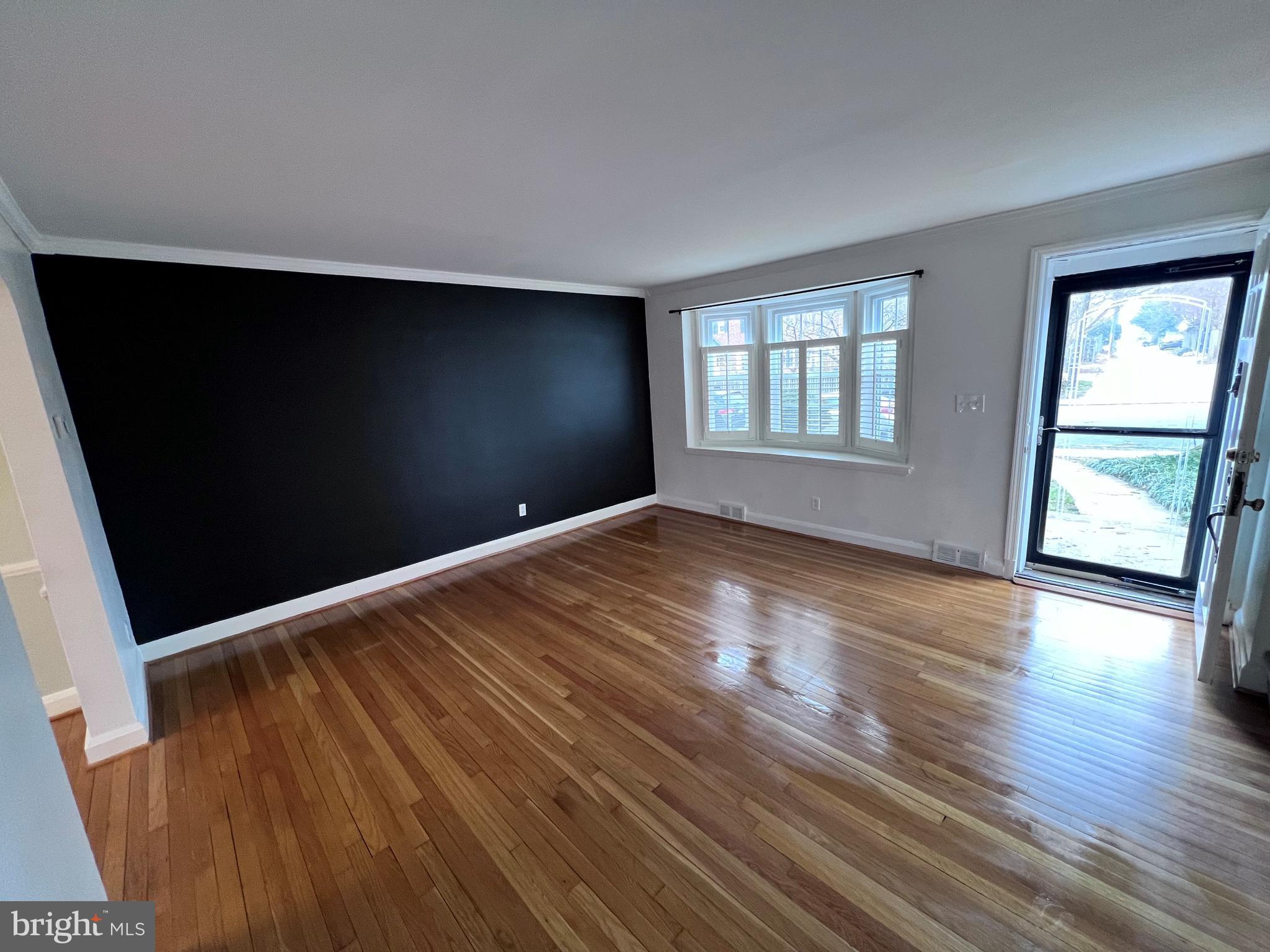 6816 Pinehurst Road Baltimore, MD 21212 - Photo 3 of 29 Living Room