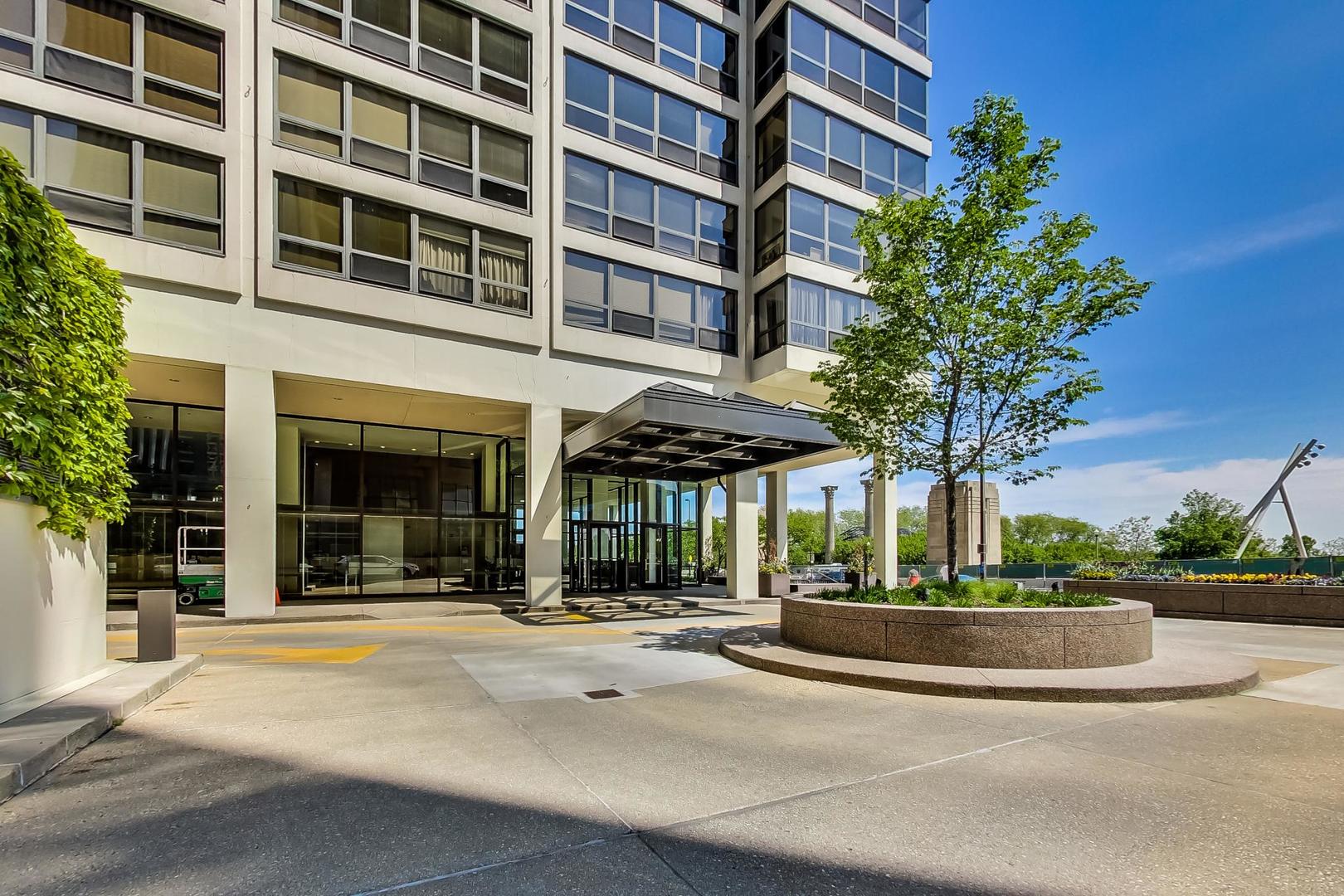 360 East Randolph Street, Unit 1007 Chicago, IL 60601 - Photo 3 of 28
