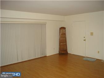 10113 Verree Road, Unit 2A Philadelphia, PA 19116 - Photo 2 of 6 Living Room