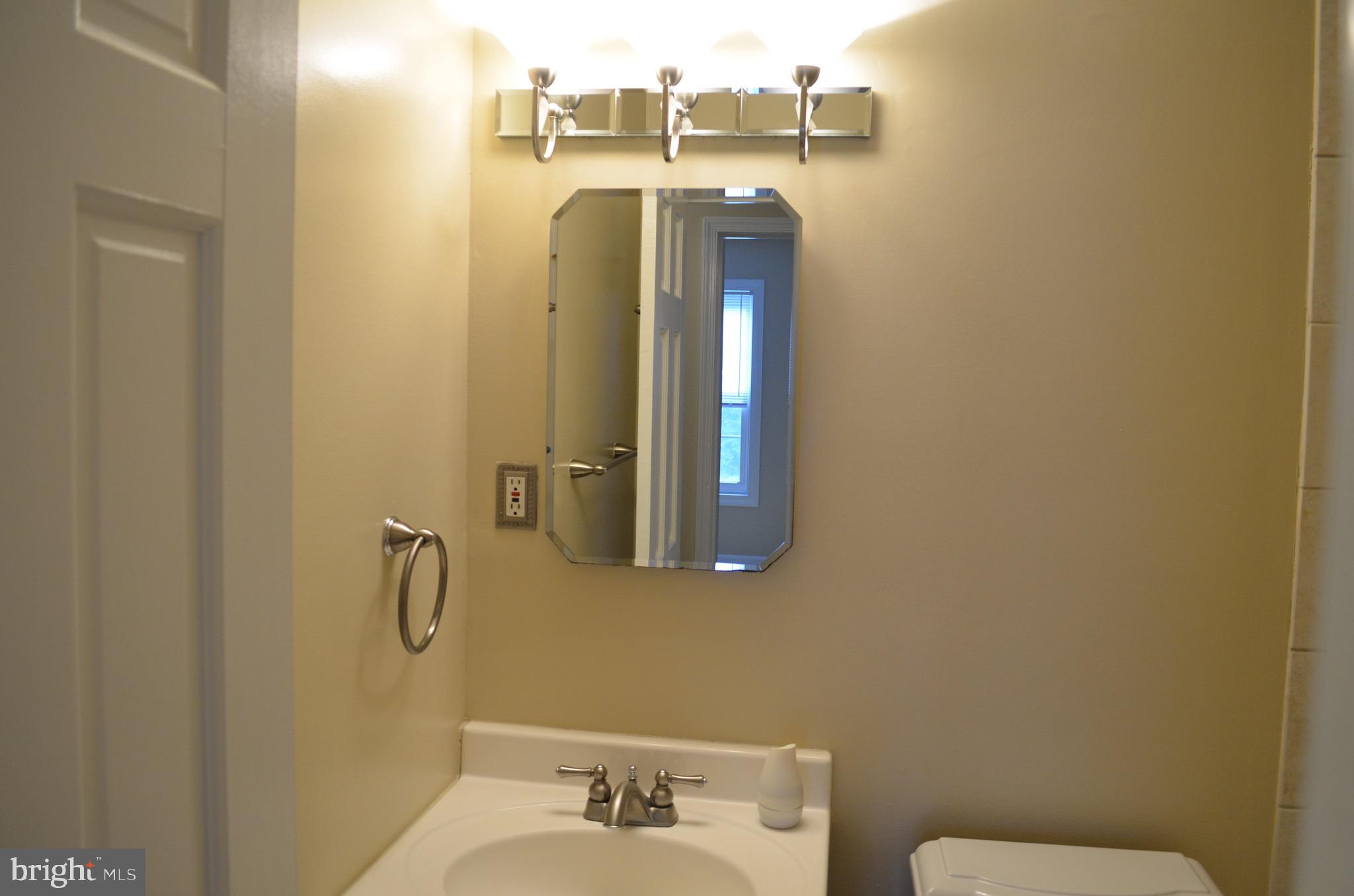 8902 16th Street Silver Spring, MD 20910 - Photo 54 of 70 2nd floor bathroom with tub