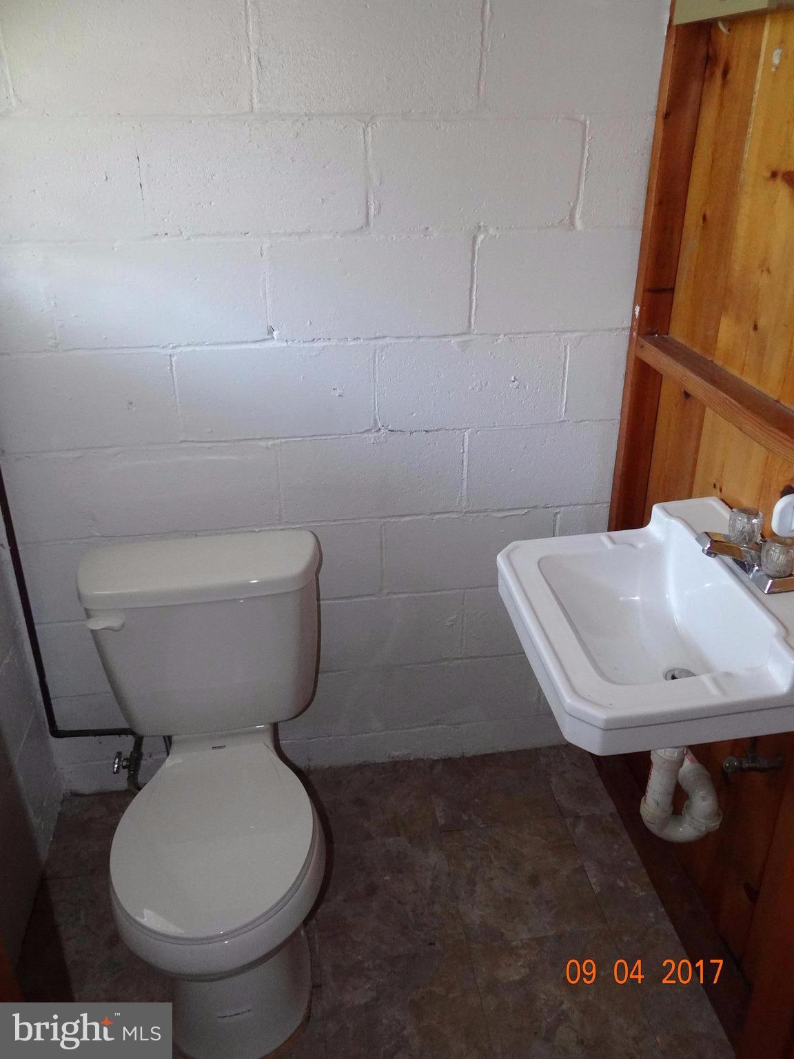 812 Stamford Road Baltimore, MD 21229 - Photo 22 of 28 Bath