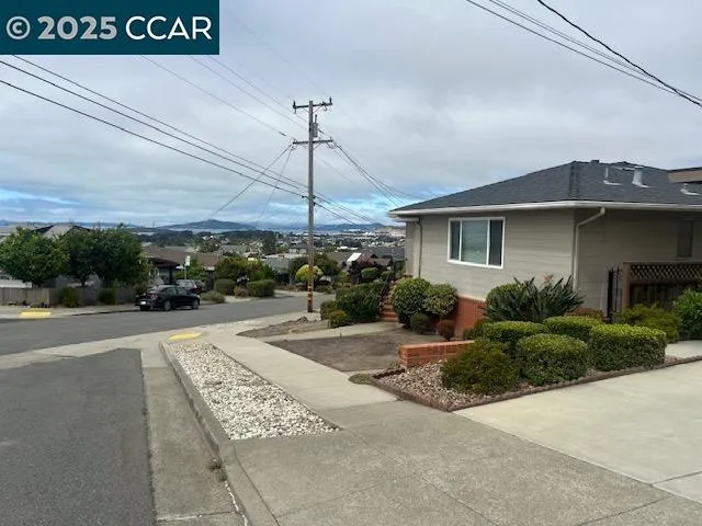 a view of a house with entertaining space