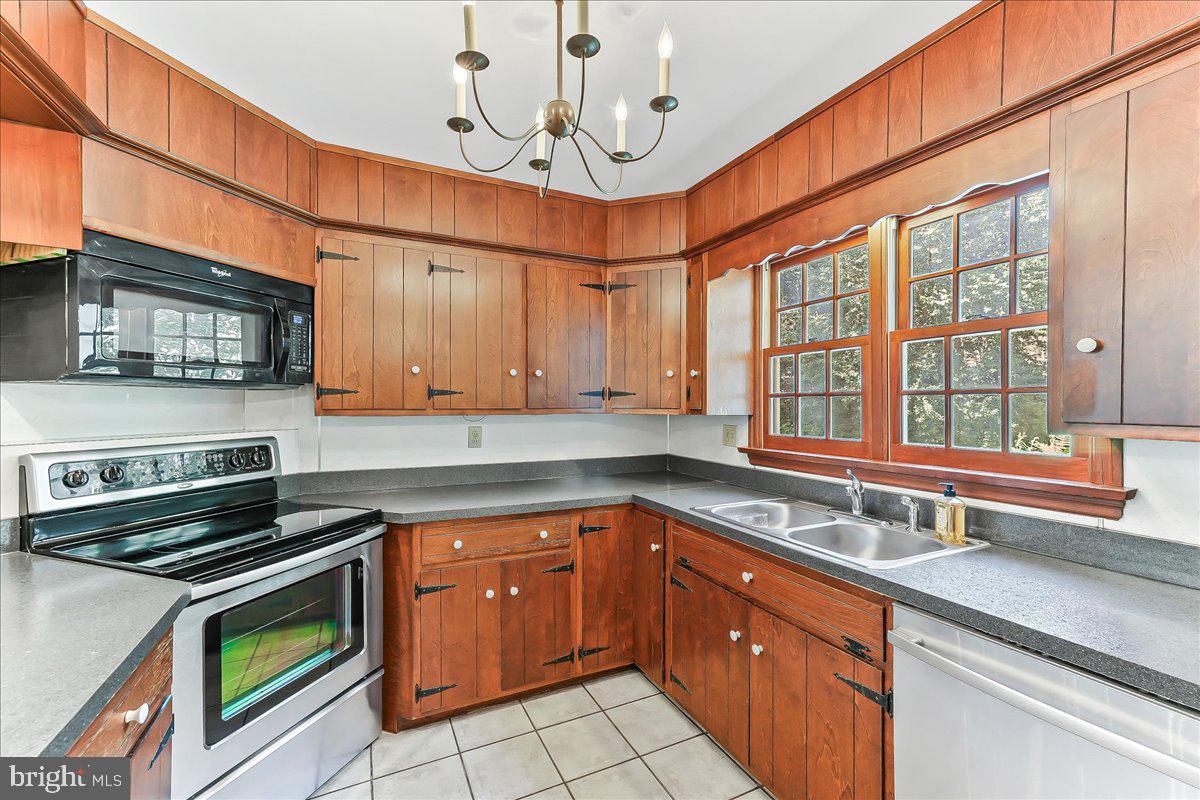 72 East Highland Road Parkesburg, PA 19365 - Photo 13 of 40 Country Kitchen