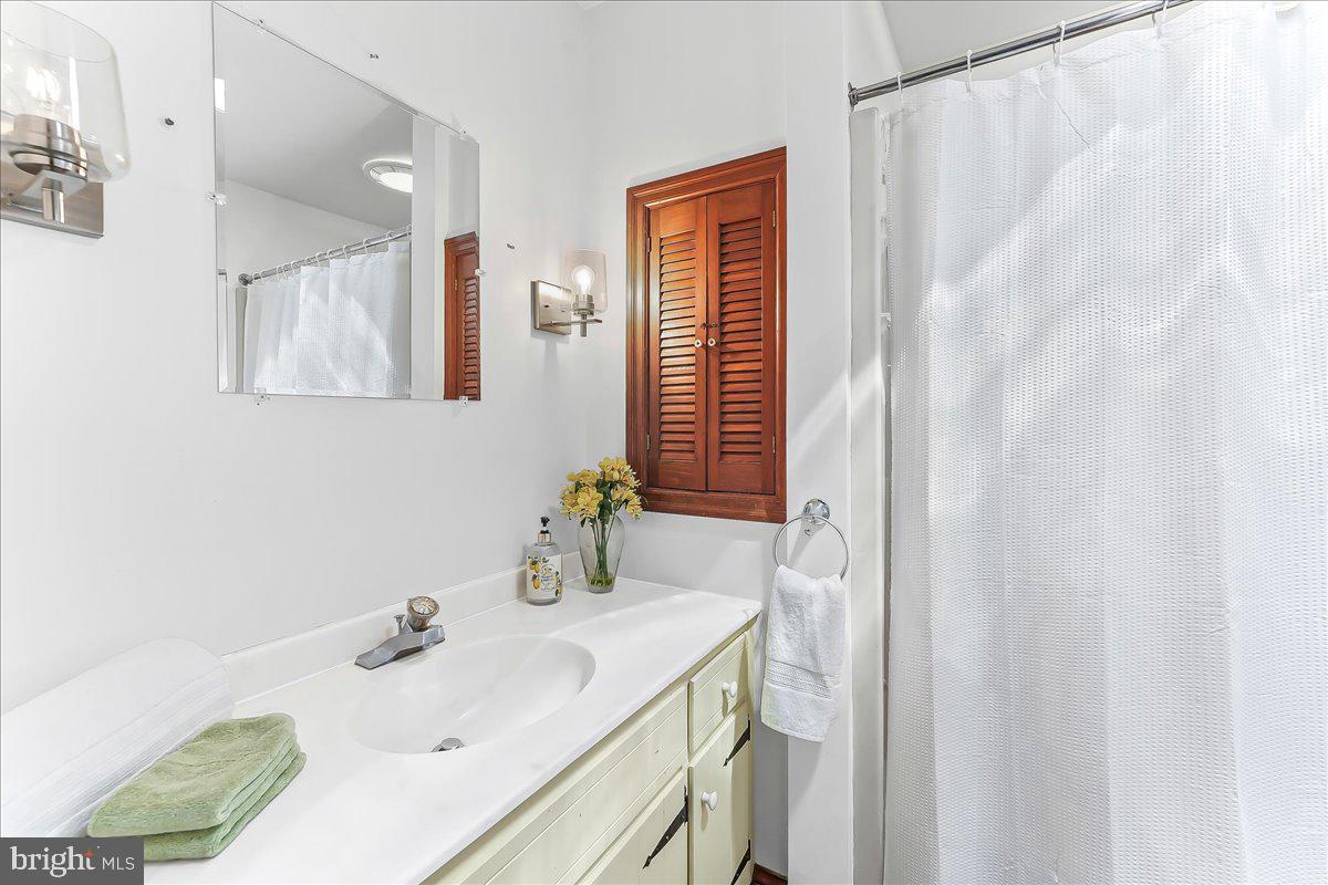 72 East Highland Road Parkesburg, PA 19365 - Photo 22 of 40 2nd floor bath