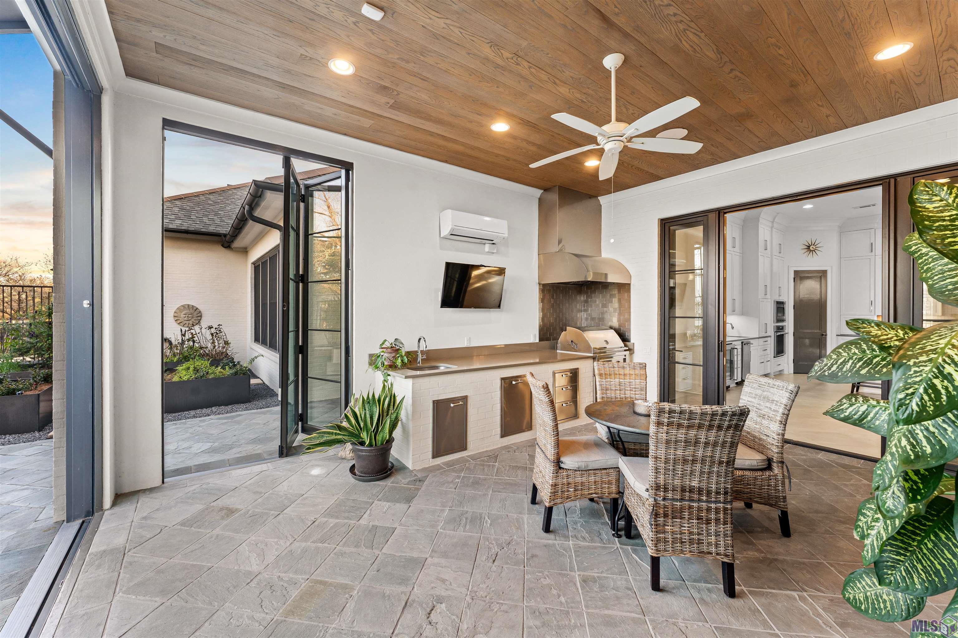 7313 Willow Grove Boulevard Baton Rouge, LA 70810 - Photo 15 of 56 Breakfast Area/Solarium (additional view)