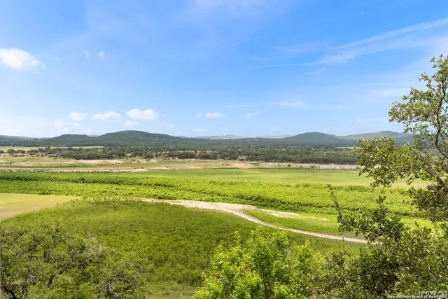 $989,900 | 125 Northlake Cove, Lakehills, TX 78063