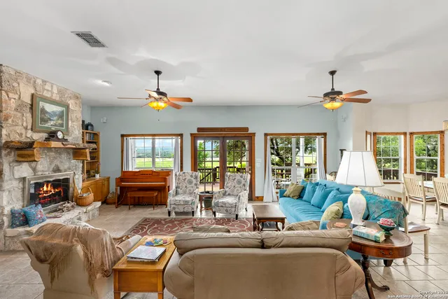 $989,900 | 125 Northlake Cove, Lakehills, TX 78063