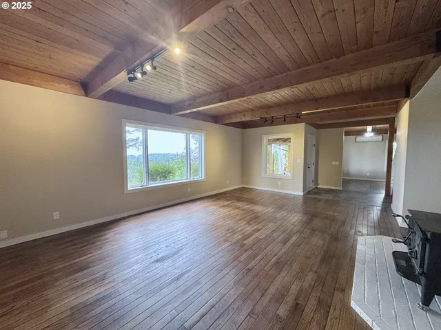 a view of livingroom and hardwood floor