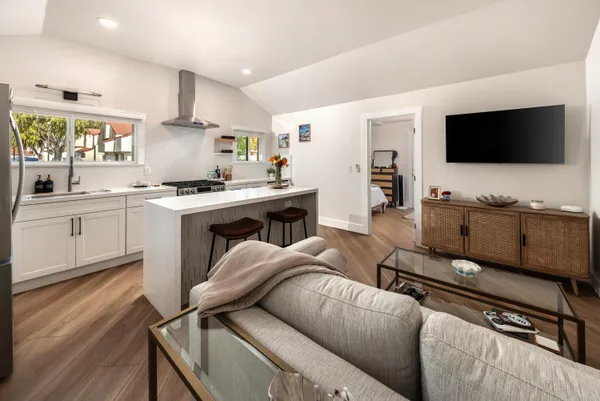 $1,795,000 | 1086-1090 Elm Lane, Carpinteria, CA 93013