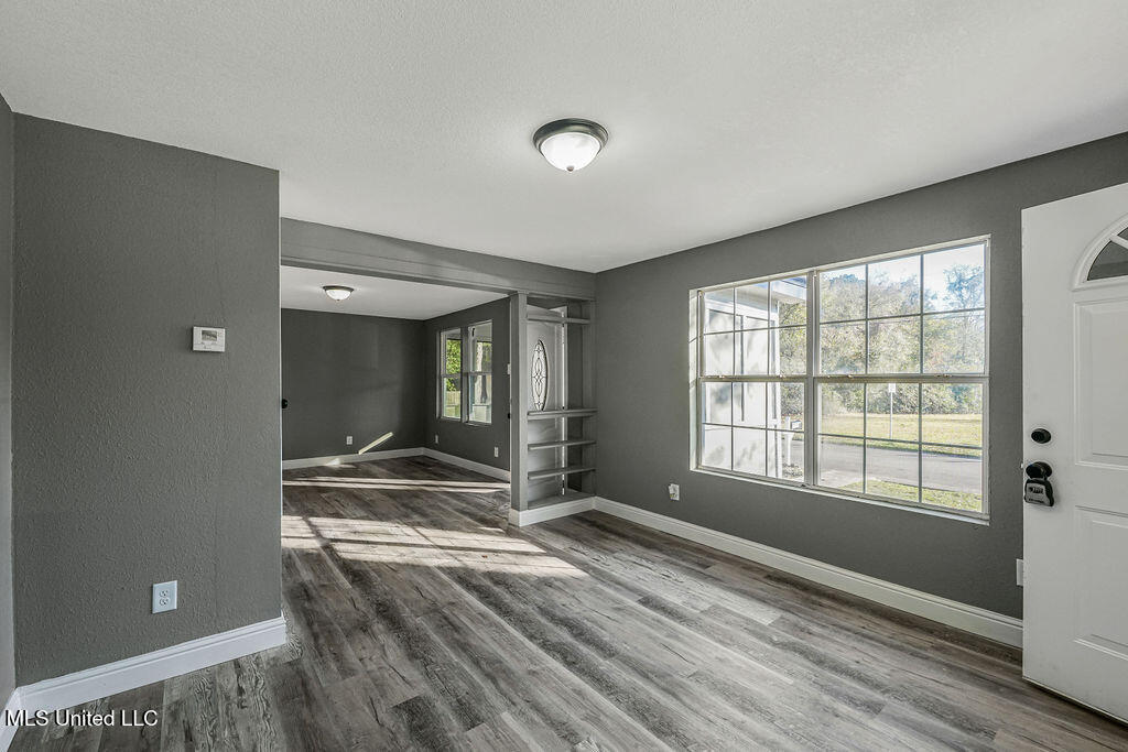 5137 Bay Avenue Moss Point, MS 39563 - Photo 12 of 35 7-LivingAreas(2)