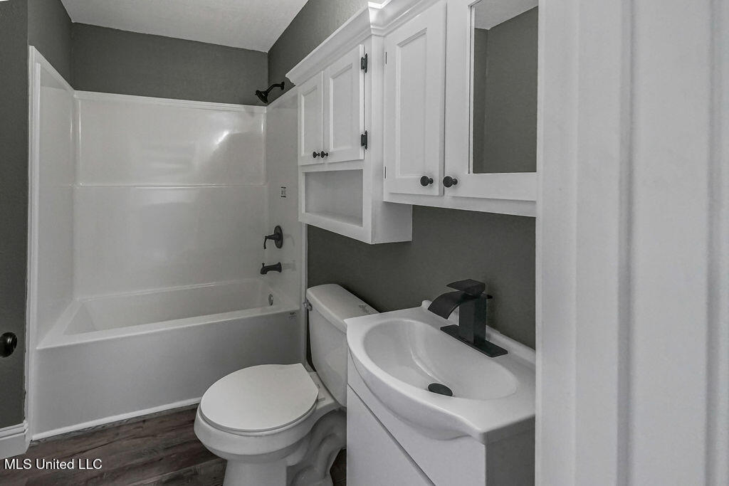 5137 Bay Avenue Moss Point, MS 39563 - Photo 23 of 35 13-FullBathroom