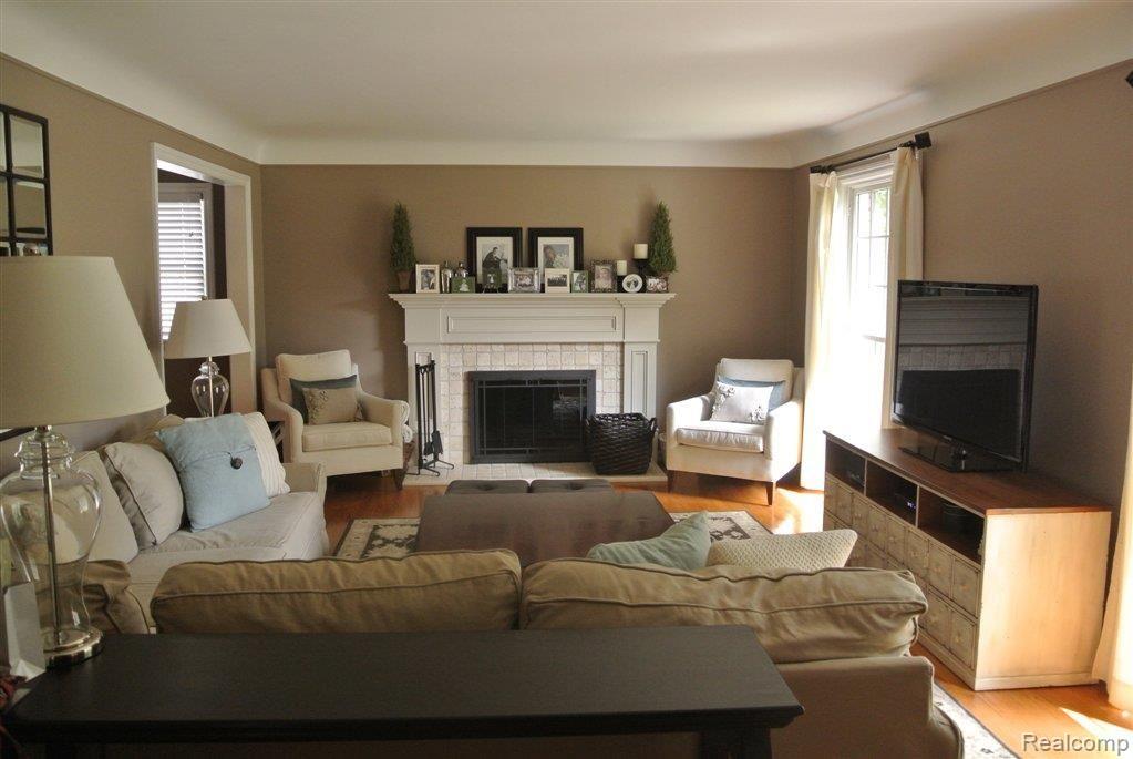 725 Tottenham Road Birmingham, MI 48009 - Photo 2 of 20 Living Room
