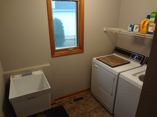 13336 Round Barn Road Plainfield, IL 60585 - Photo 19 of 25 a utility room with dryer and washer